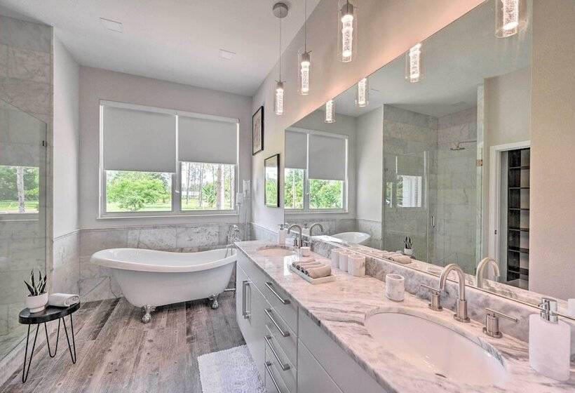 Sand Volleyball Court, Pool & Spa: Naples Gem!