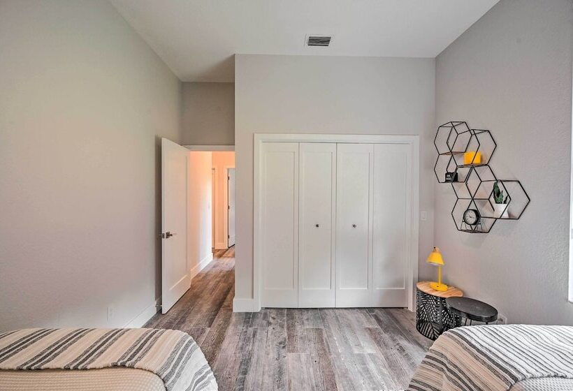 Sand Volleyball Court, Pool & Spa: Naples Gem!