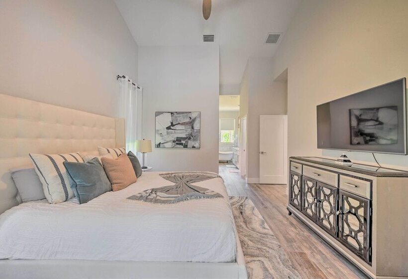 Sand Volleyball Court, Pool & Spa: Naples Gem!