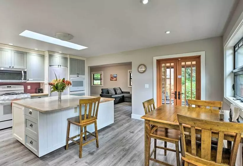Quiet & Cozy Eureka Home Near Sequoia Park & Zoo!