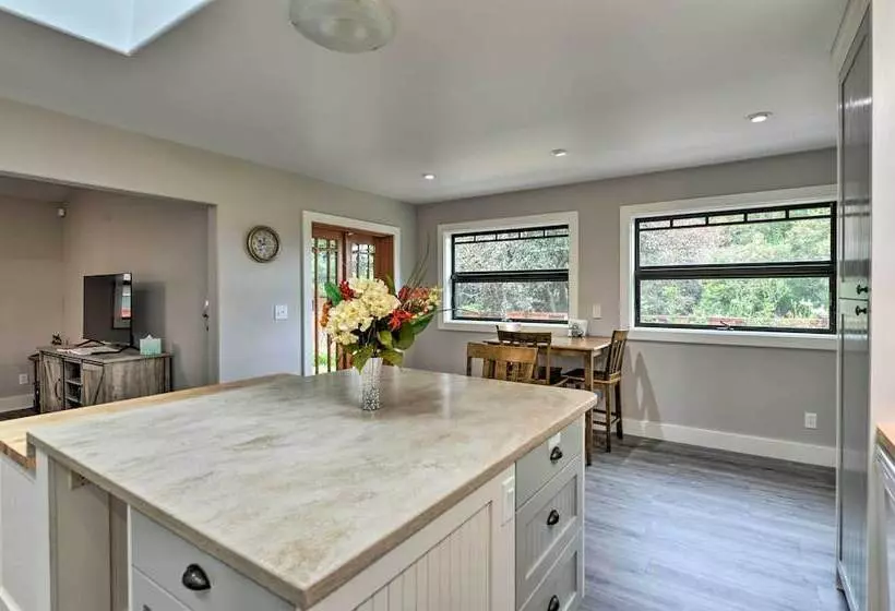Quiet & Cozy Eureka Home Near Sequoia Park & Zoo!
