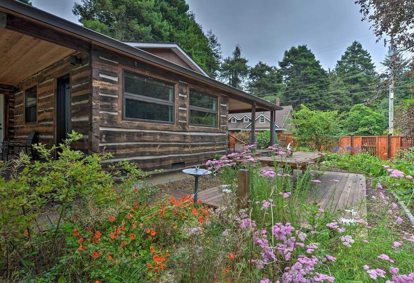 Quiet & Cozy Eureka Home Near Sequoia Park & Zoo!