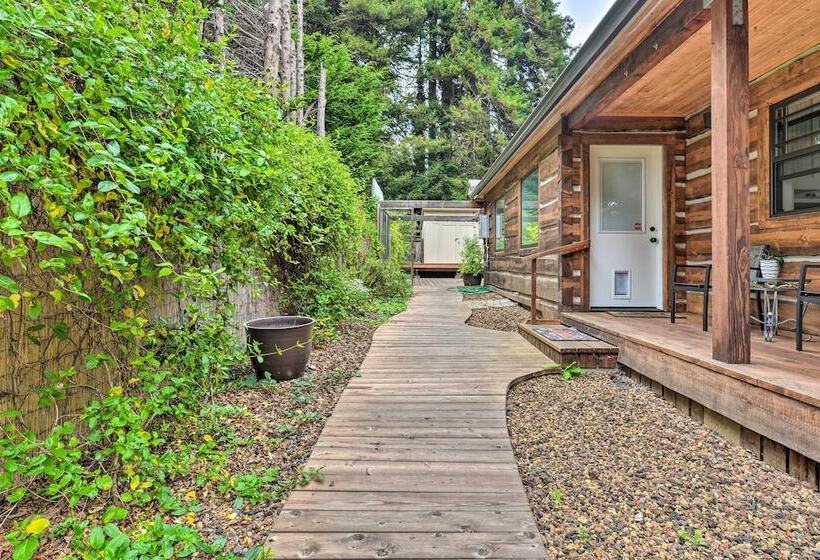 Quiet & Cozy Eureka Home Near Sequoia Park & Zoo!