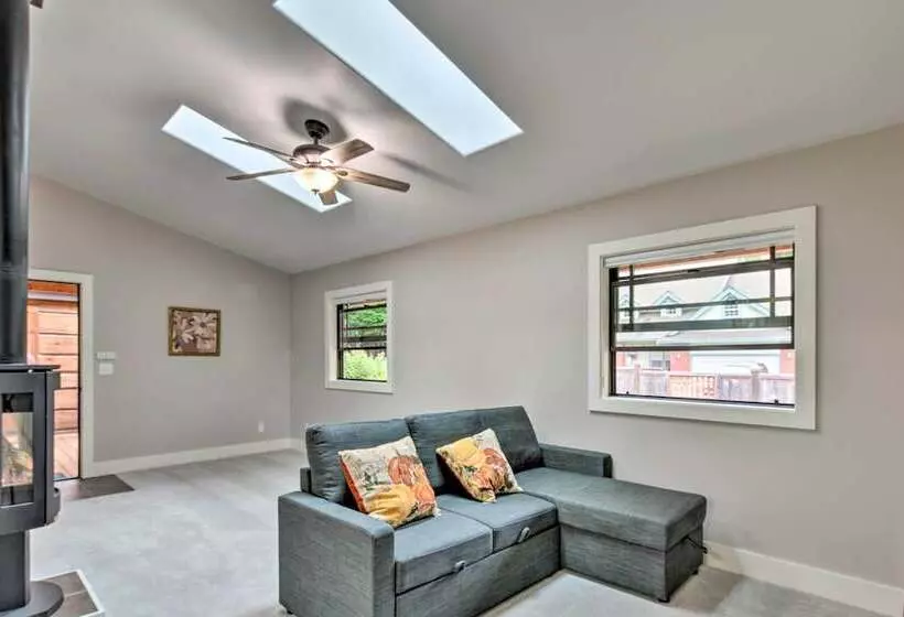 Quiet & Cozy Eureka Home Near Sequoia Park & Zoo!