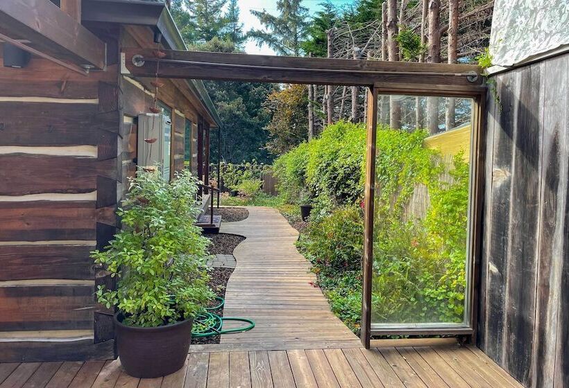 Quiet & Cozy Eureka Home Near Sequoia Park & Zoo!