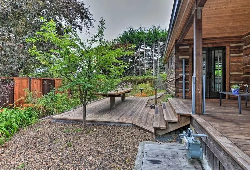 Quiet & Cozy Eureka Home Near Sequoia Park & Zoo!