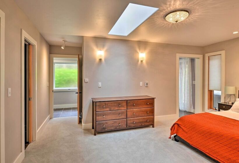 Quiet & Cozy Eureka Home Near Sequoia Park & Zoo!