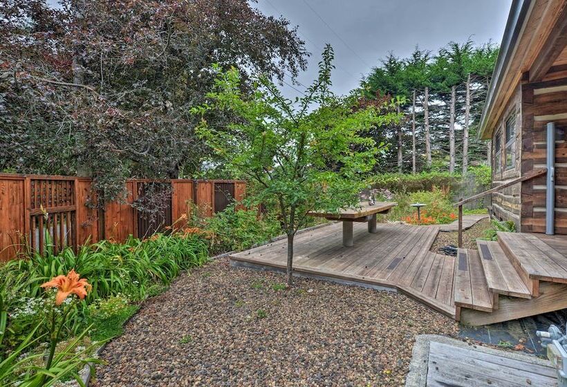 Quiet & Cozy Eureka Home Near Sequoia Park & Zoo!