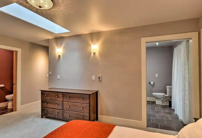Quiet & Cozy Eureka Home Near Sequoia Park & Zoo!