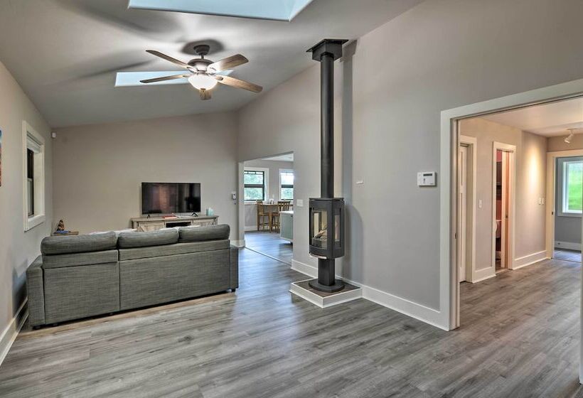 Quiet & Cozy Eureka Home Near Sequoia Park & Zoo!