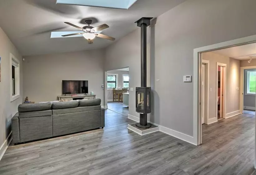 Quiet & Cozy Eureka Home Near Sequoia Park & Zoo!
