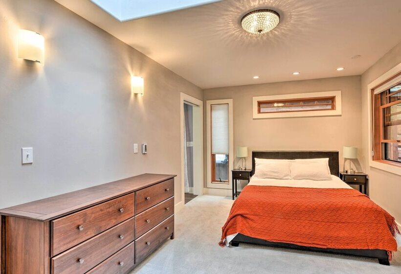 Quiet & Cozy Eureka Home Near Sequoia Park & Zoo!