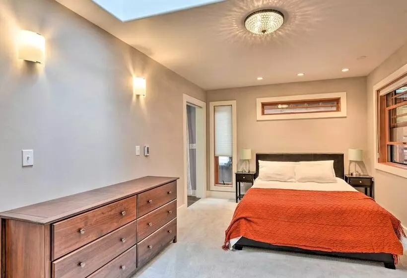 Quiet & Cozy Eureka Home Near Sequoia Park & Zoo!
