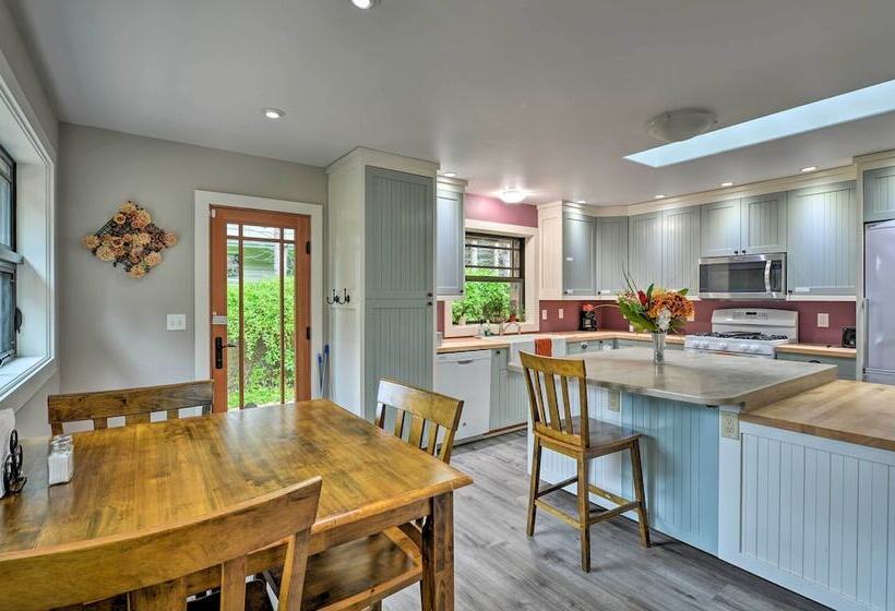 Quiet & Cozy Eureka Home Near Sequoia Park & Zoo!