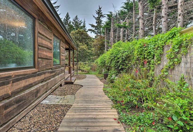 Quiet & Cozy Eureka Home Near Sequoia Park & Zoo!