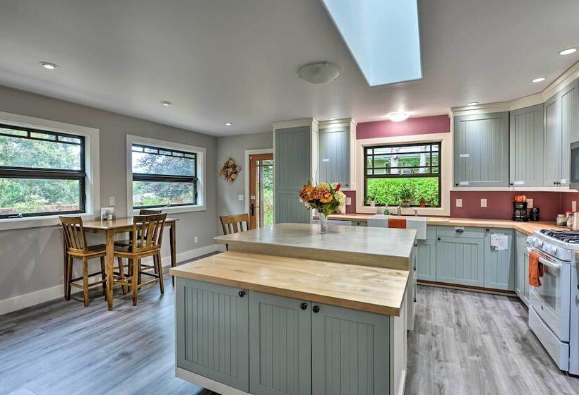 Quiet & Cozy Eureka Home Near Sequoia Park & Zoo!