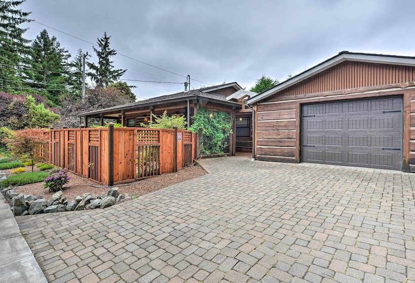 Quiet & Cozy Eureka Home Near Sequoia Park & Zoo!