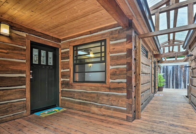 Quiet & Cozy Eureka Home Near Sequoia Park & Zoo!