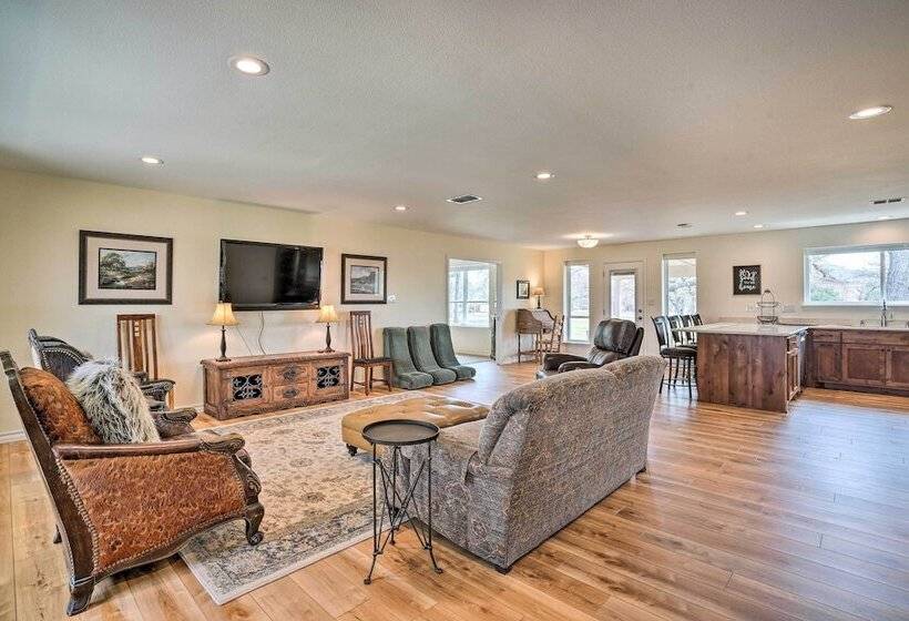 Ranch House W/ Large Backyard Near Fishing