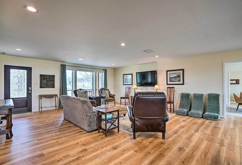 Ranch House W/ Large Backyard Near Fishing