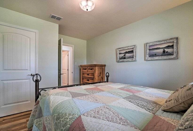 Ranch House W/ Large Backyard Near Fishing