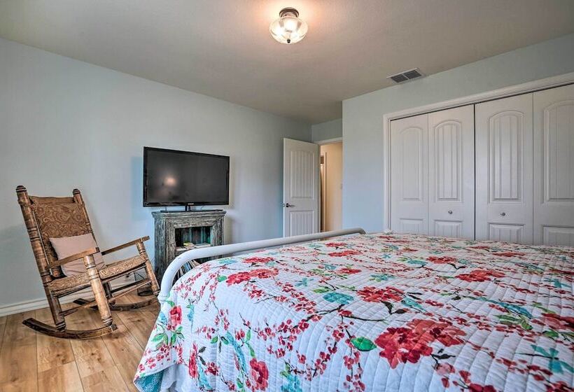 Ranch House W/ Large Backyard Near Fishing