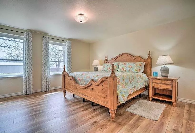 Ranch House W/ Large Backyard   Near Fishing