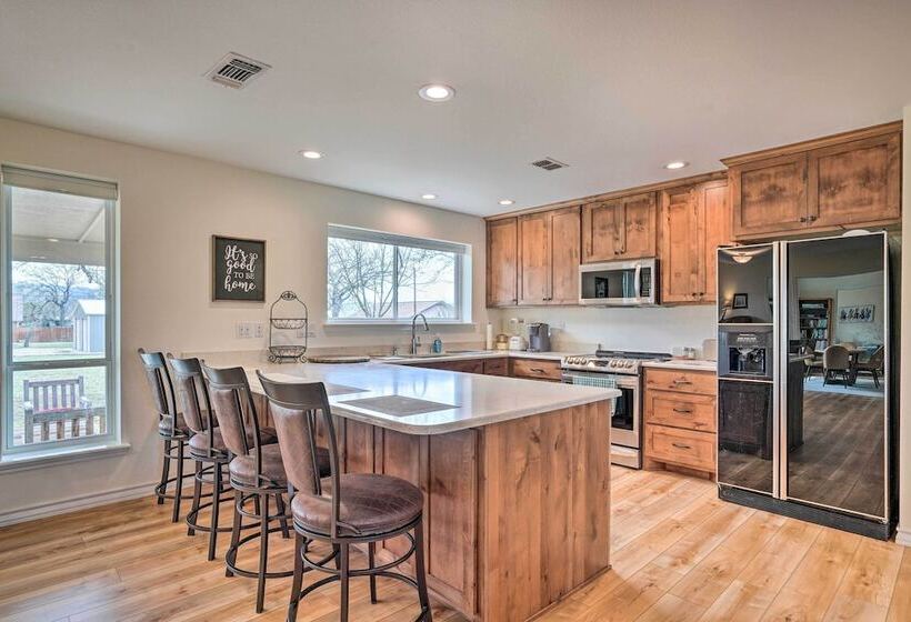 Ranch House W/ Large Backyard Near Fishing