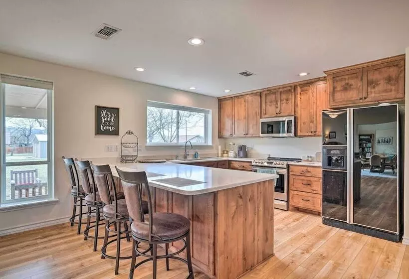 Ranch House W/ Large Backyard   Near Fishing
