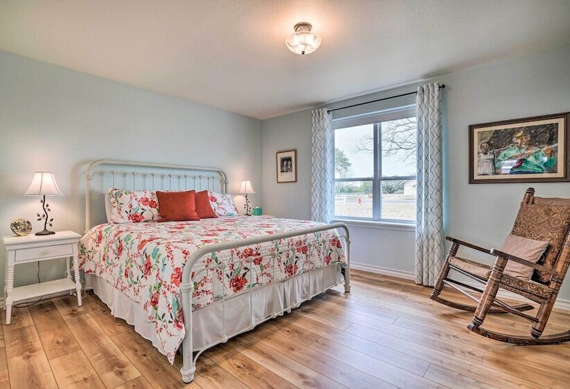 Ranch House W/ Large Backyard Near Fishing