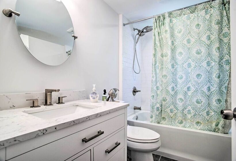 Remodeled East Falmouth Home Close To Beaches!