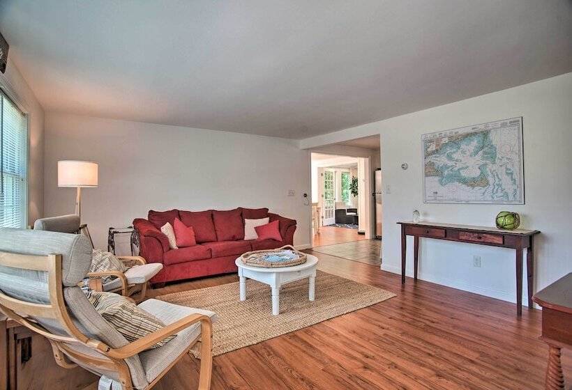 Remodeled East Falmouth Home Close To Beaches!