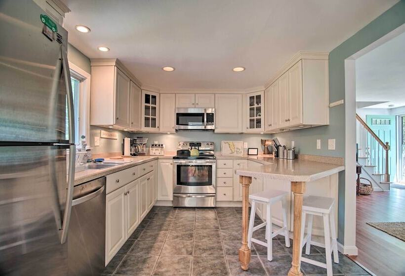 Remodeled East Falmouth Home Close To Beaches!