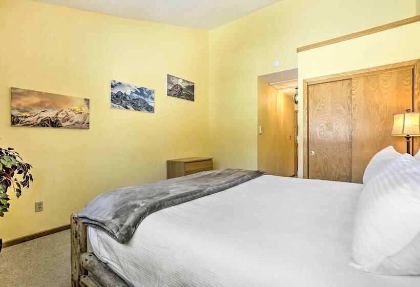 Private Deck & Hot Tub: Silverthorne Home!