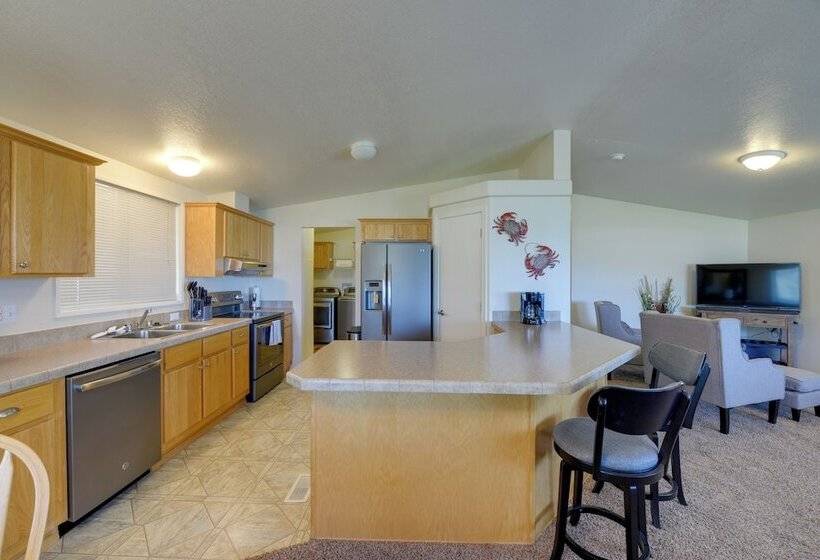 Smith River Home W/ Boat Launch & Ocean Views