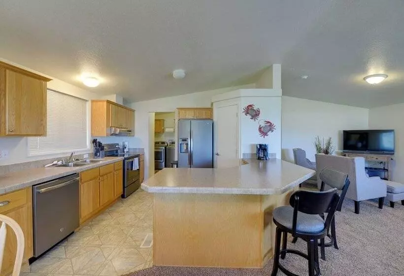 Smith River Home W/ Boat Launch & Ocean Views