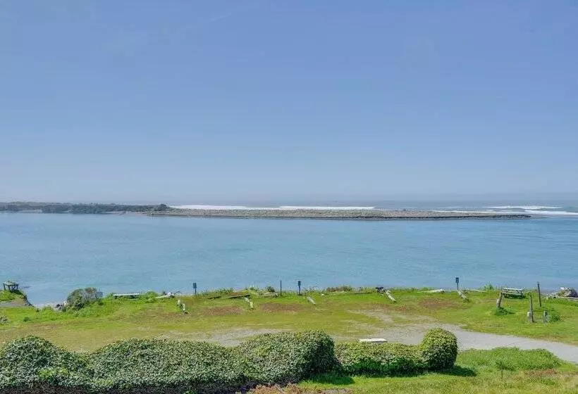 Smith River Home W/ Boat Launch & Ocean Views