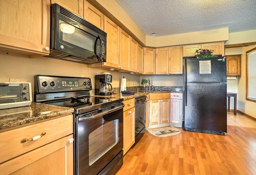 Holiday Island Home W/ Patio + Golf Course View!