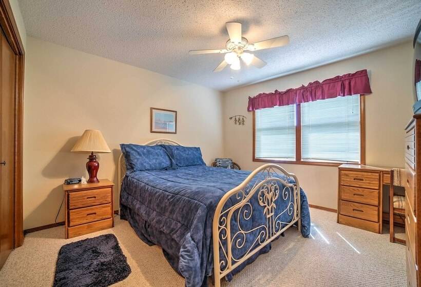 Holiday Island Home W/ Patio + Golf Course View!