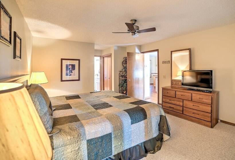 Holiday Island Home W/ Patio + Golf Course View!