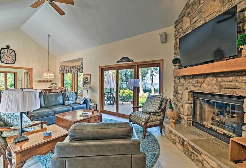 Sturgeon Bay Hideaway W/ Direct Water Access!