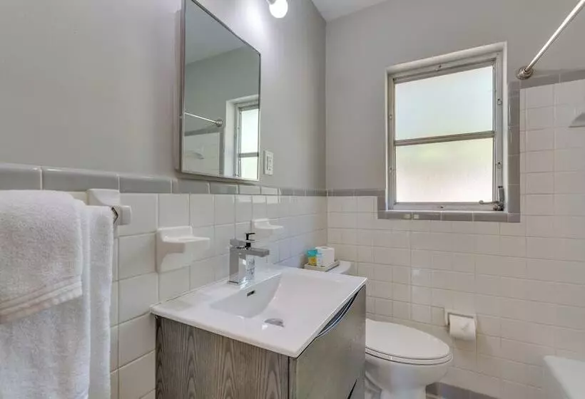 Stylish Pensacola Retreat W/ Patio & Grill!