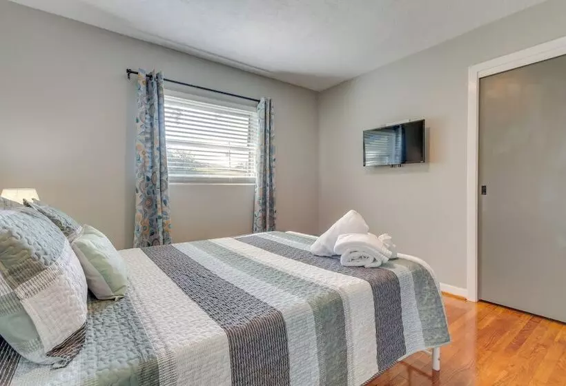 Stylish Pensacola Retreat W/ Patio & Grill!