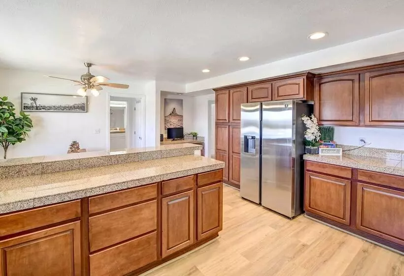 Tranquil Home W/ Pool   14 Mi To Joshua Tree!