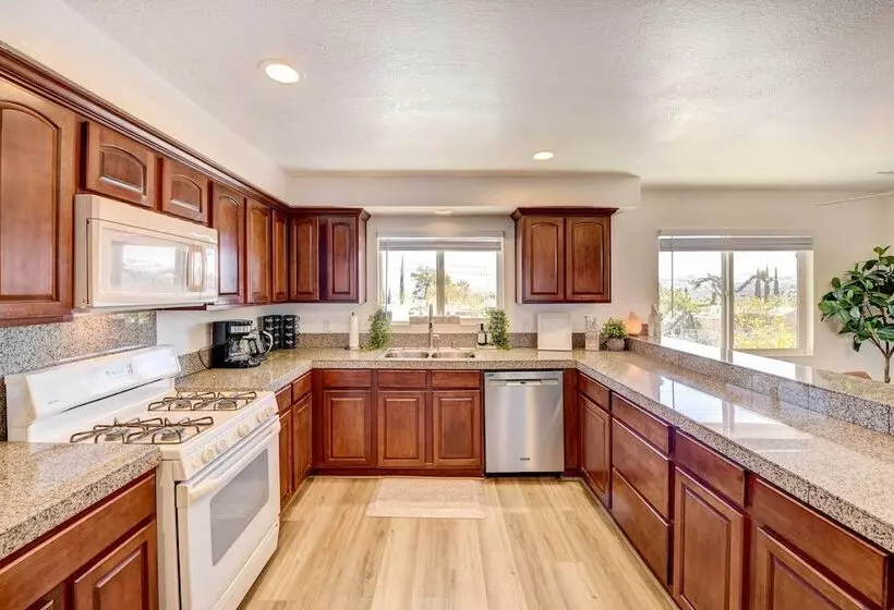 Tranquil Home W/ Pool   14 Mi To Joshua Tree!