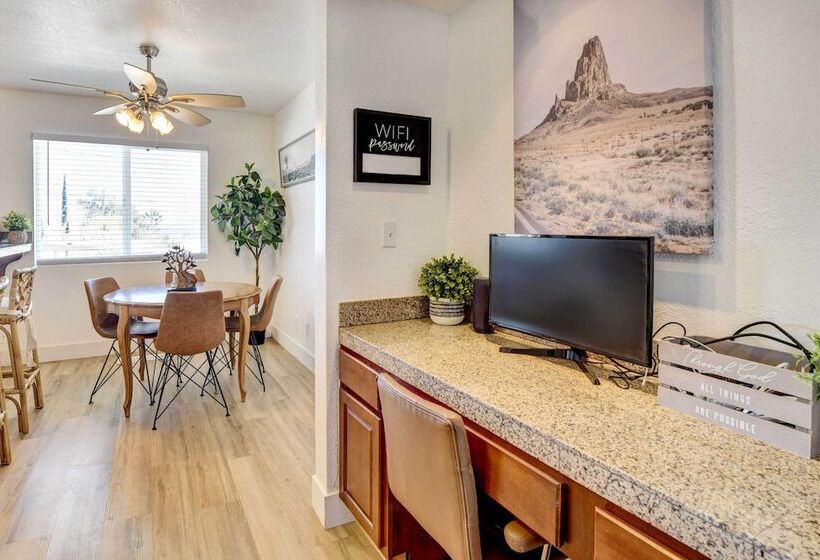 Tranquil Home W/ Pool   14 Mi To Joshua Tree!