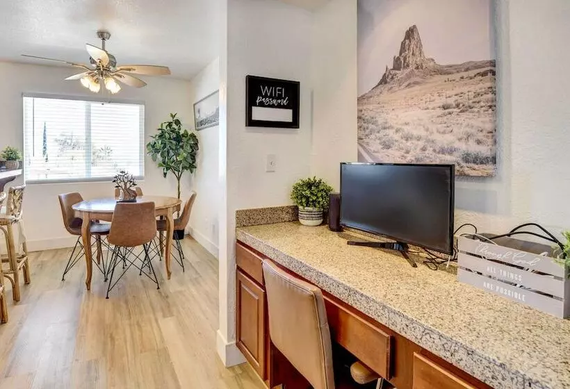 Tranquil Home W/ Pool   14 Mi To Joshua Tree!