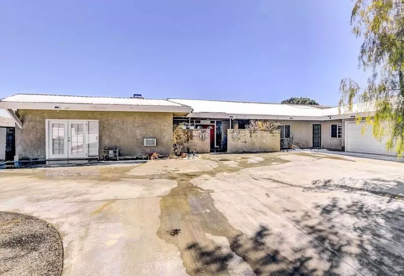 Tranquil Home W/ Pool   14 Mi To Joshua Tree!