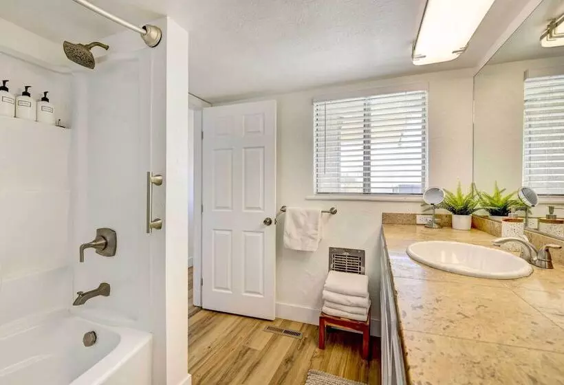 Tranquil Home W/ Pool   14 Mi To Joshua Tree!