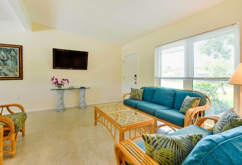 Uncle Louie S Gulf Coast Retreat W/ Outdoor Oasis!